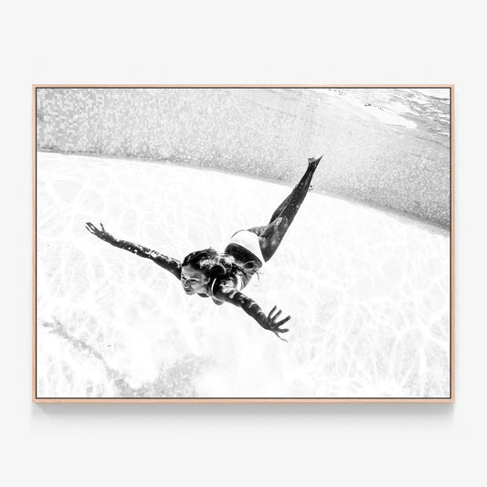 Dive B&W Canvas print in oak frame